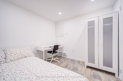 Photo 34 at 39 - 44 Chester Le Boulevard, L'Amoreaux, Toronto