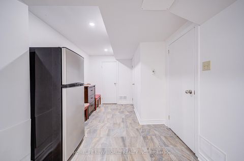 Photo 35 at 39 - 44 Chester Le Boulevard, L'Amoreaux, Toronto