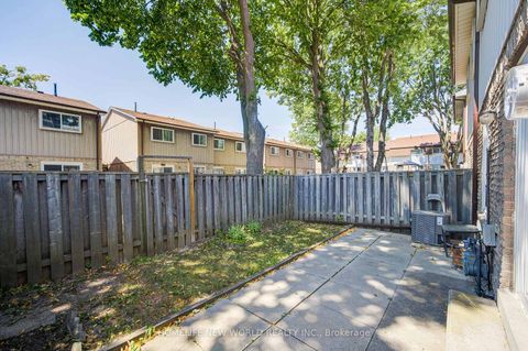 Photo 41 at 39 - 44 Chester Le Boulevard, L'Amoreaux, Toronto