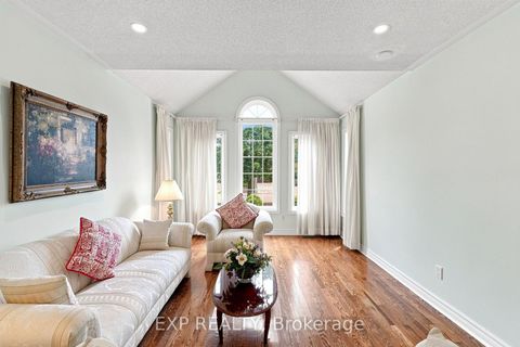 Photo 6 at 21 Cantex Court, Devonsleigh, Richmond Hill