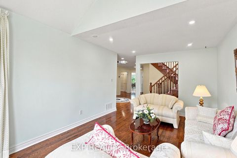 Photo 8 at 21 Cantex Court, Devonsleigh, Richmond Hill