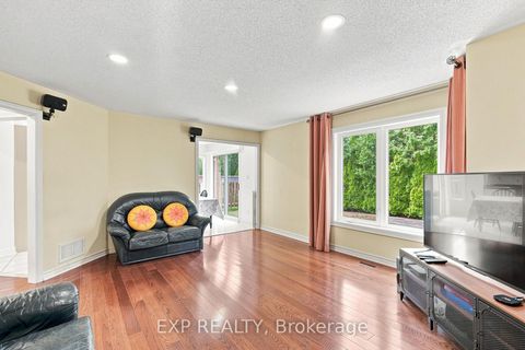 Photo 11 at 21 Cantex Court, Devonsleigh, Richmond Hill