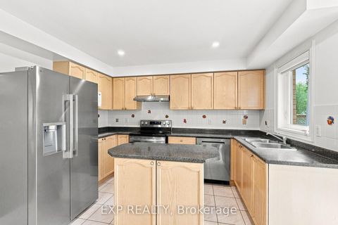 Photo 12 at 21 Cantex Court, Devonsleigh, Richmond Hill