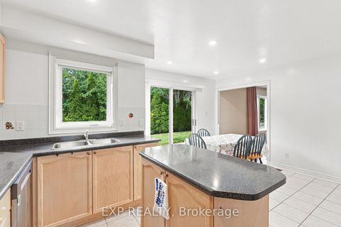 Photo 13 at 21 Cantex Court, Devonsleigh, Richmond Hill