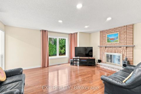 Photo 17 at 21 Cantex Court, Devonsleigh, Richmond Hill