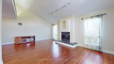 Photo 3 at 15 Bond Crescent, Oak Ridges, Richmond Hill