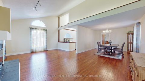 Photo 6 at 15 Bond Crescent, Oak Ridges, Richmond Hill