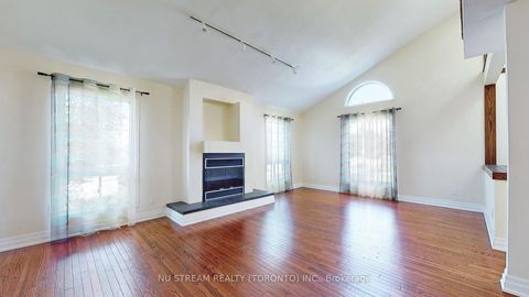 Photo 7 at 15 Bond Crescent, Oak Ridges, Richmond Hill