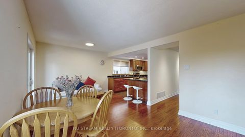 Photo 10 at 15 Bond Crescent, Oak Ridges, Richmond Hill