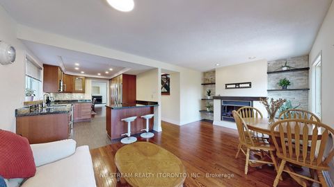 Photo 11 at 15 Bond Crescent, Oak Ridges, Richmond Hill
