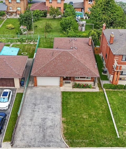 Photo 2 at 84 Raven Road, Rustic, Toronto