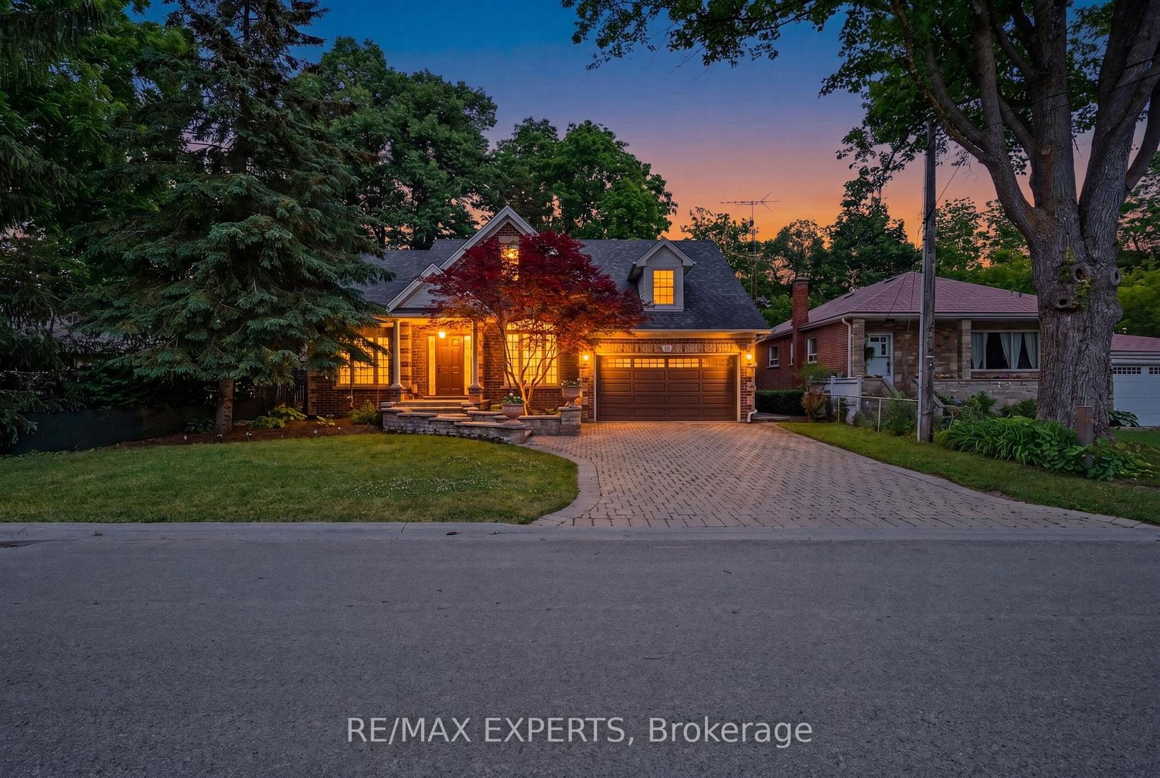 91 Napier Street, Kleinburg, Vaughan photo number 2
