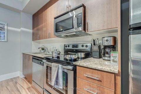 Photo 10 at 809 - 560 Front Street W, Waterfront Communities C1, Toronto