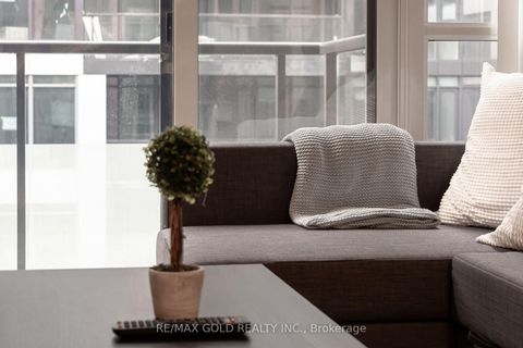Photo 14 at 809 - 560 Front Street W, Waterfront Communities C1, Toronto