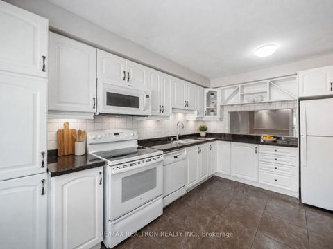 Photo 2 at 43 Wild Gingerway Road, Bathurst Manor, Toronto