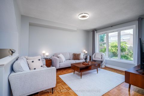 Photo 4 at 44 Wildberry Crescent, Vellore Village, Vaughan