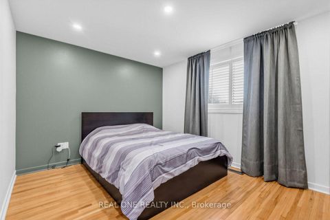 Photo 14 at 10 Devins Drive, Aurora Heights, Aurora