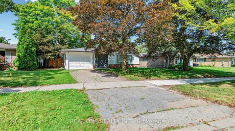 Photo 33 at 10 Devins Drive, Aurora Heights, Aurora