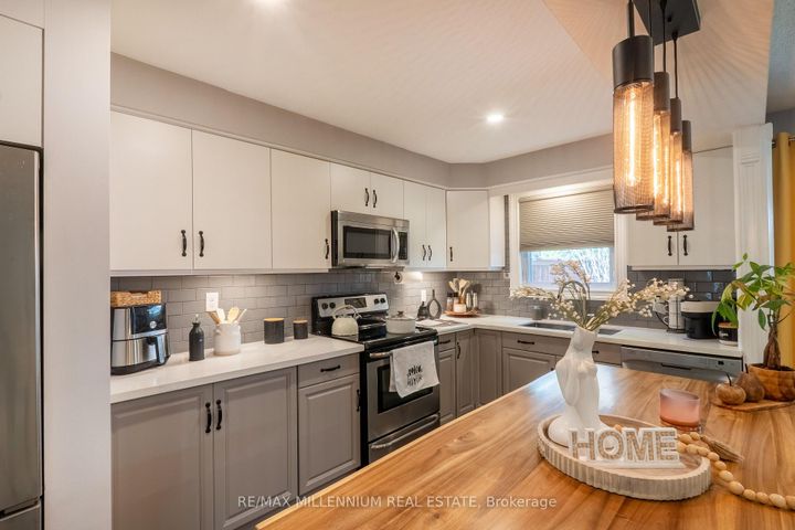 Photo 3 at 11 - 230 Meadowbrook Drive, Ancaster, Hamilton