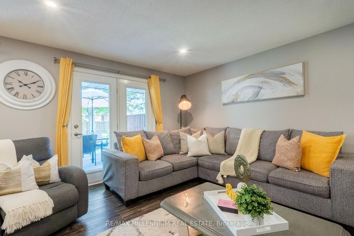 Photo 5 at 11 - 230 Meadowbrook Drive, Ancaster, Hamilton