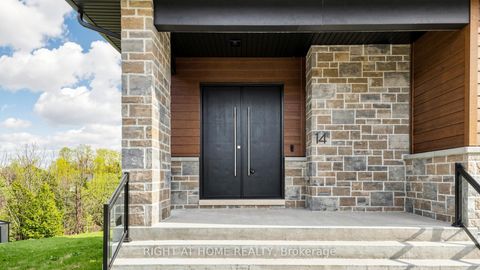 Photo 2 at 14 Dixon Court, Painswick North, Barrie