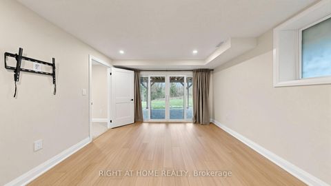 Photo 37 at 14 Dixon Court, Painswick North, Barrie
