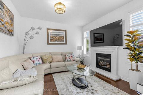 Photo 7 at 44 Headwind Boulevard, Vellore Village, Vaughan