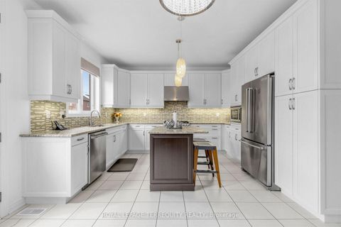 Photo 9 at 44 Headwind Boulevard, Vellore Village, Vaughan