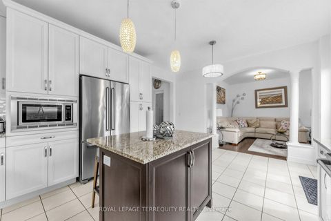 Photo 10 at 44 Headwind Boulevard, Vellore Village, Vaughan