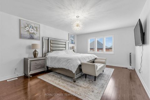 Photo 15 at 44 Headwind Boulevard, Vellore Village, Vaughan