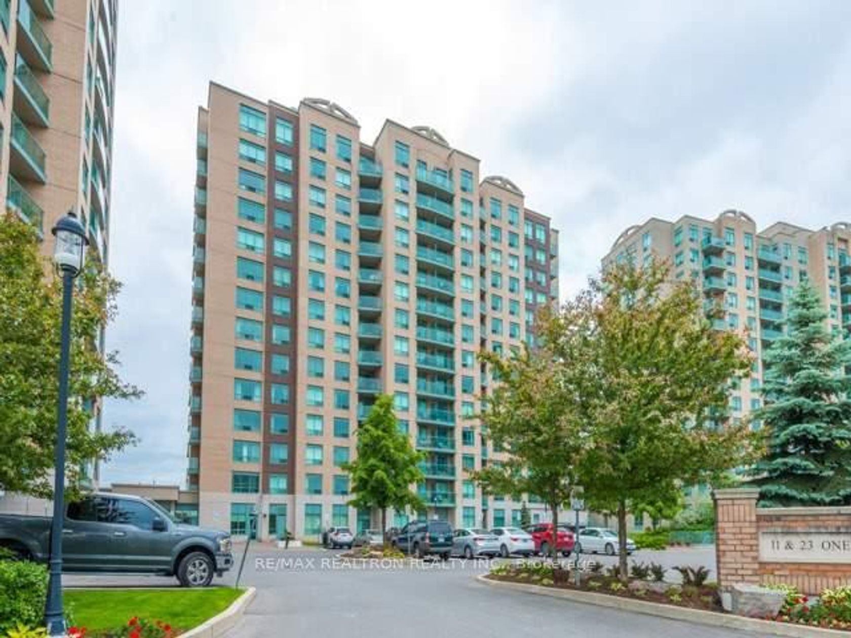 PH13 - 23 Oneida Crescent, Langstaff, Richmond Hill photo 4