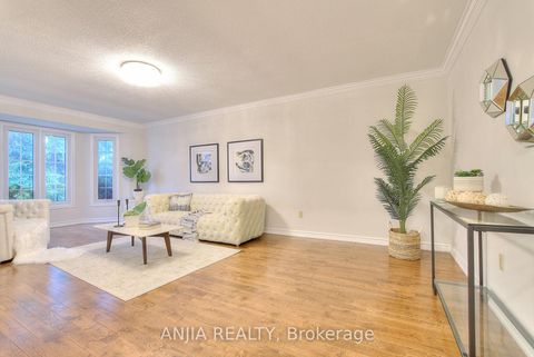 Photo 2 at 22 Chiltern Hill, Bayview Hill, Richmond Hill