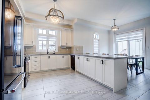 Photo 11 at 56 Botelho Circle, Bayview Southeast, Aurora