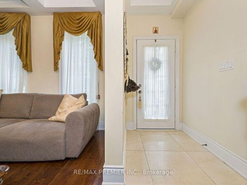 Photo 3 at 14 - 30 Hargrave Lane, York Mills, Toronto