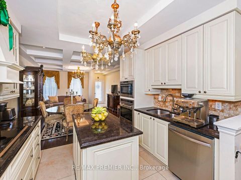 Photo 14 at 14 - 30 Hargrave Lane, York Mills, Toronto