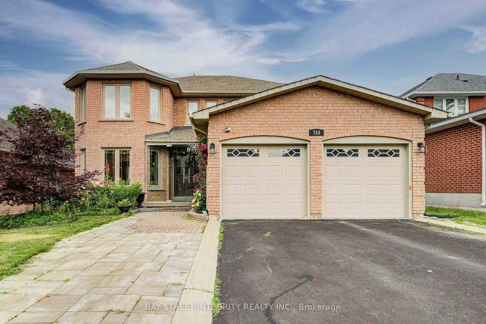753 College Manor Drive, College Manor, Newmarket photo number 2