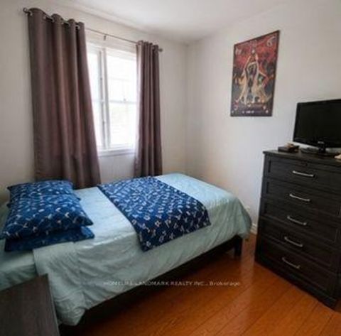Photo 7 at 5 Collingsbrook Boulevard, L'Amoreaux, Toronto