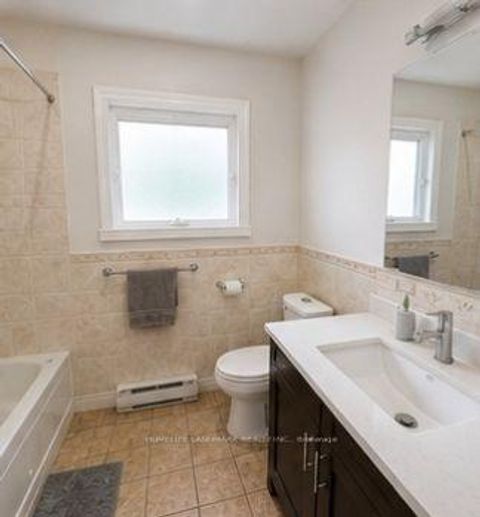 Photo 9 at 5 Collingsbrook Boulevard, L'Amoreaux, Toronto