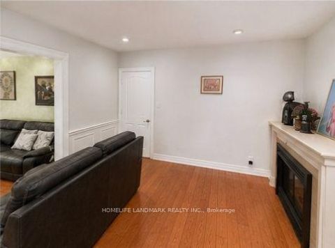 Photo 10 at 5 Collingsbrook Boulevard, L'Amoreaux, Toronto