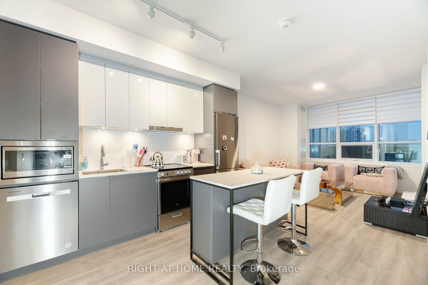 226 - 50 Upper MAll Way, Brownridge, Vaughan photo number 2