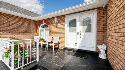 Photo 2 at 11 Devonridge Crescent, Highland Creek, Toronto