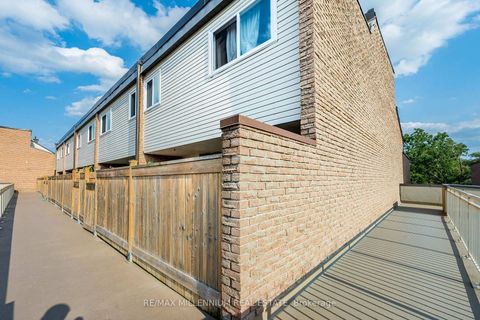 Photo 1 at 301 Milestone Crescent, Aurora Village, Aurora