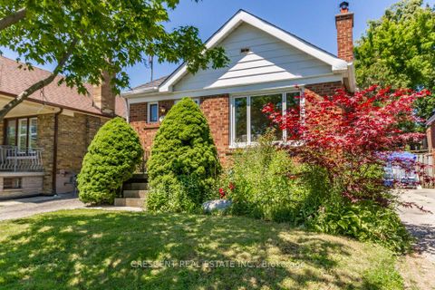 Photo 2 at 982 Briar Hill Avenue, Belgravia, Toronto