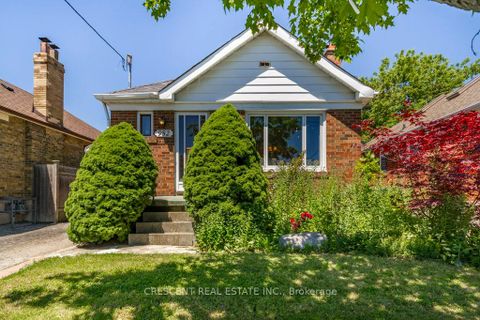 Photo 3 at 982 Briar Hill Avenue, Belgravia, Toronto