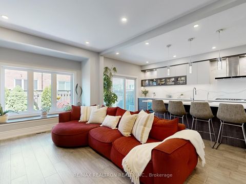 Photo 4 at 115 Bentoak Crescent, Patterson, Vaughan