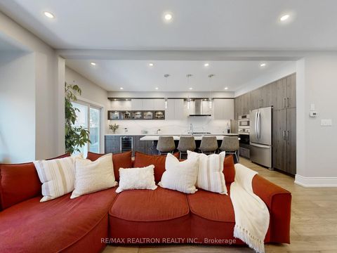 Photo 5 at 115 Bentoak Crescent, Patterson, Vaughan