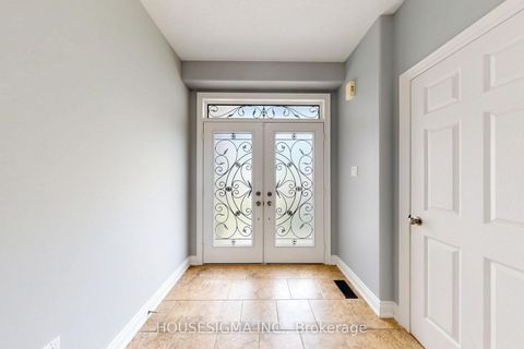 Photo 2 at 35 Auburn Court, Ardagh, Barrie