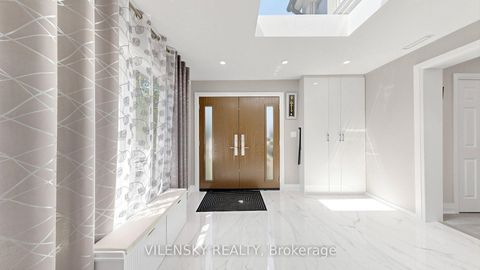 Photo 2 at 31 Lonny Court, Yorkhill, Vaughan