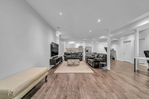 Photo 32 at 20 Rock Elm Court, Patterson, Vaughan