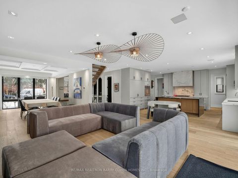 Photo 4 at 4 Forest Wood, Nortown, Toronto